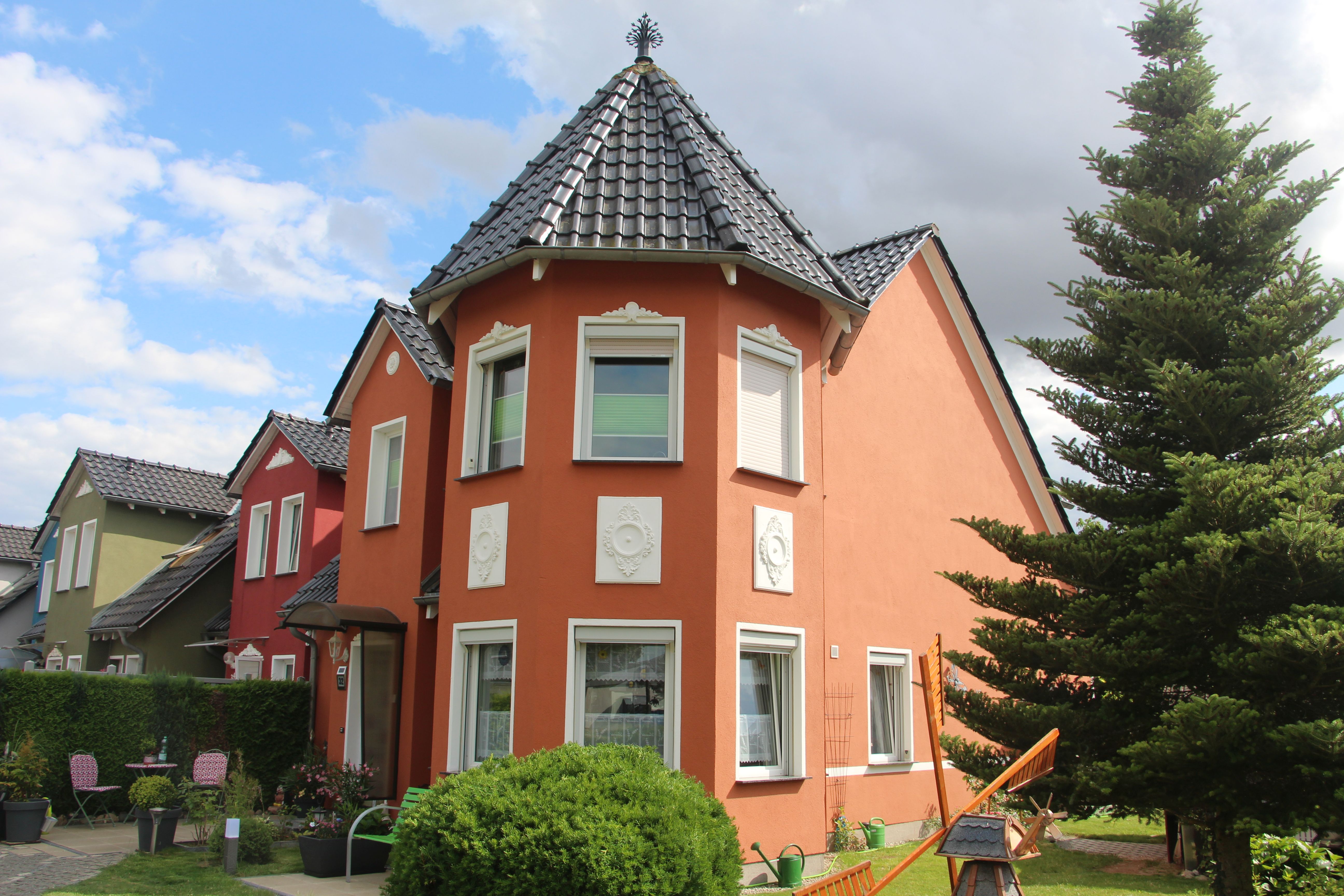 Gnoien - REH mit imposanten Erkerturm-Bauweise, Kamin, Terrasse & gepflegtes Grundstück - altersgerechtes Wohnen